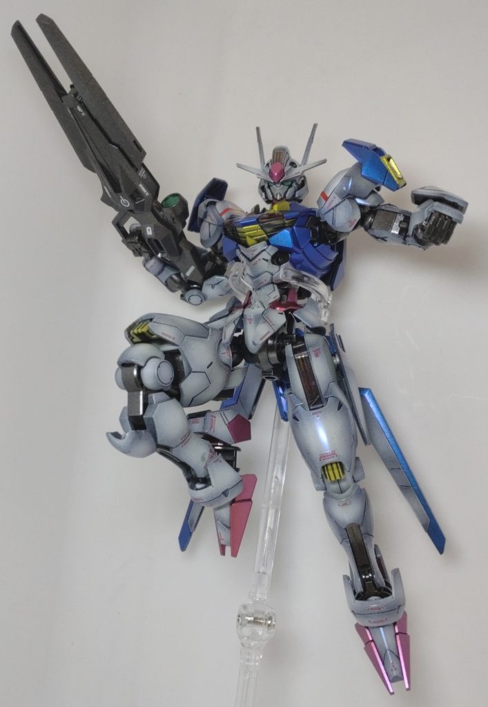 塗装は関節部分はメタルブラックにアイスシルバー、赤部分はメタルレッドにパール（紫）、青部分はメタルブルーにパール（紫）、黄色部分はメタルイエローにパール（金）、白部分はガンダムカラーのホワイトにパール（青）です。白部分だけグラデーション塗装してます。