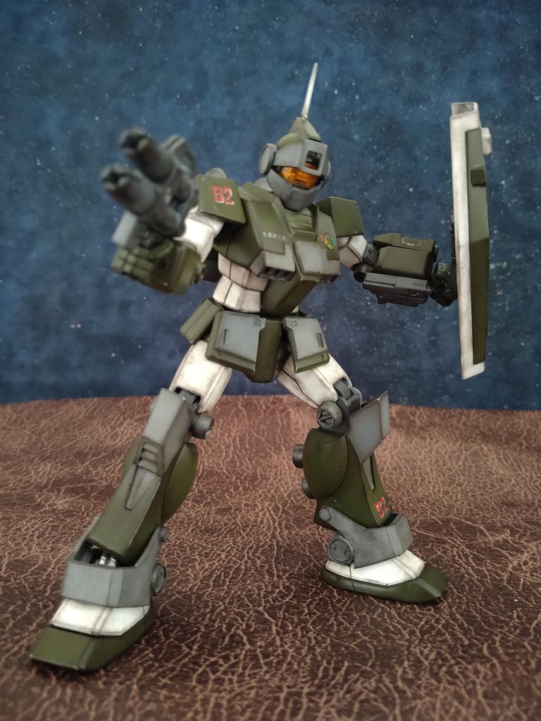 アクションポーズ!😁2連ビームガン構えた所でございます!左前腕にくっついているのは、『ボックスタイプビームサーベルユニット』と『折りたたみ式バンドビームガン』です!😚