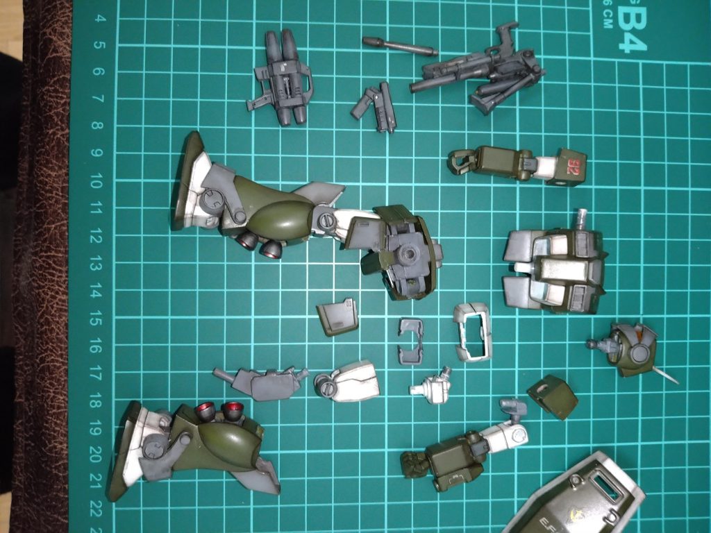 この作品のパーツ構成はこんな感じでございます!😚膝の関節は制作しましたが、ヒジはHGジムのキットそのままです!😁胴体も切り離しボールジョイント、肩関節も引き出し出来るようにランナーで自作などありましたが、今回はやはり、画面真ん中の上の方にあります、折りたたみ式ハンドビームガンが小さくて大変でございました!😂