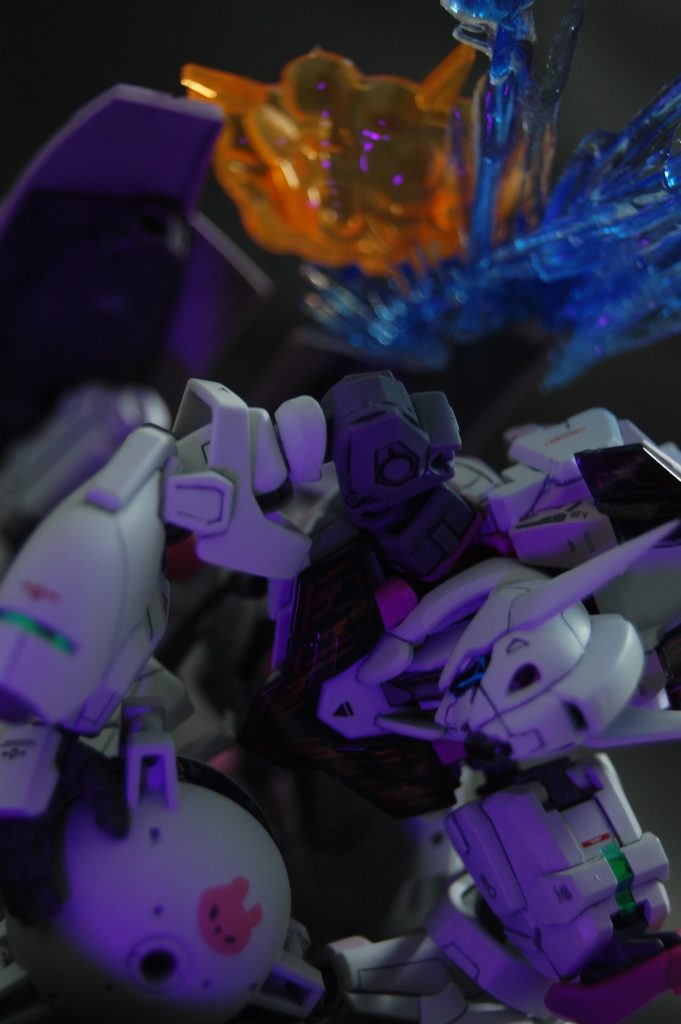 「大丈夫だから…」 プロスペラは個人的に好きなキャラなので、EDの君よ気高くあれの歌詞をエルノラがプロスペラに変わるまでの歌詞と解釈し、人物像や思惑を色々妄想しながら作りました。仮面をつけている理由は素性を隠すためやガンド関連かもしれませんが、一番の理由は目的の過程でくじけてすぐ泣いてしまう弱い顔を隠して消すためなのかなあ、と想像。今回蛍光塗料にも初挑戦しました。熊?の絵はMGドムのモノアイのデカールを切り取って作りましたが、へたくそなので切り取りラインがギザギザに🐻