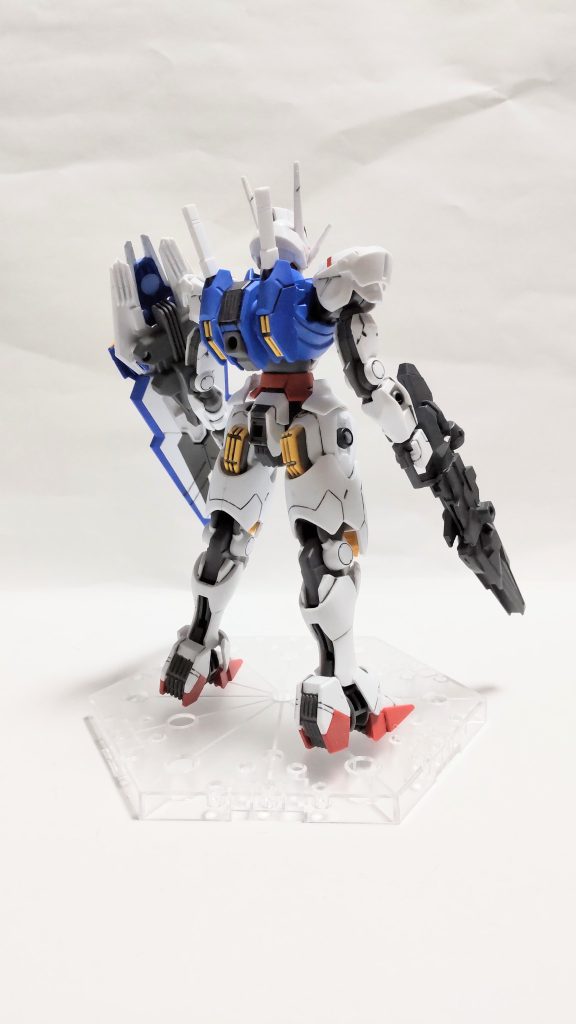 ノーマルモードエアリアル本体は特に何も工作していません。後で装備するアーマーと色見を揃えるために、成型色の青部分をマーカーのブルーで塗装。他に色が足らない所を部分塗装したくらいです。ビットも成型色の青部分をマーカーのブルーで塗装。ビットの１つに磁石を仕込んでます。ビームライフルは分割したあとに、ディランザのライフルを切った貼ったして銃身を延長し、サブグリップを付けました。威力をアップさせた強化型ビームライフルという設定です。