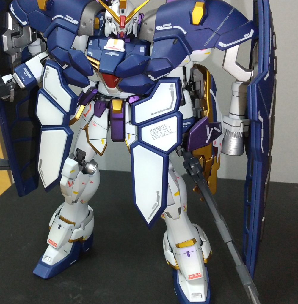 白色は紫パールからの艶消しで角度によって淡く反射する感じにしてます。(左足首辺りな感じです)