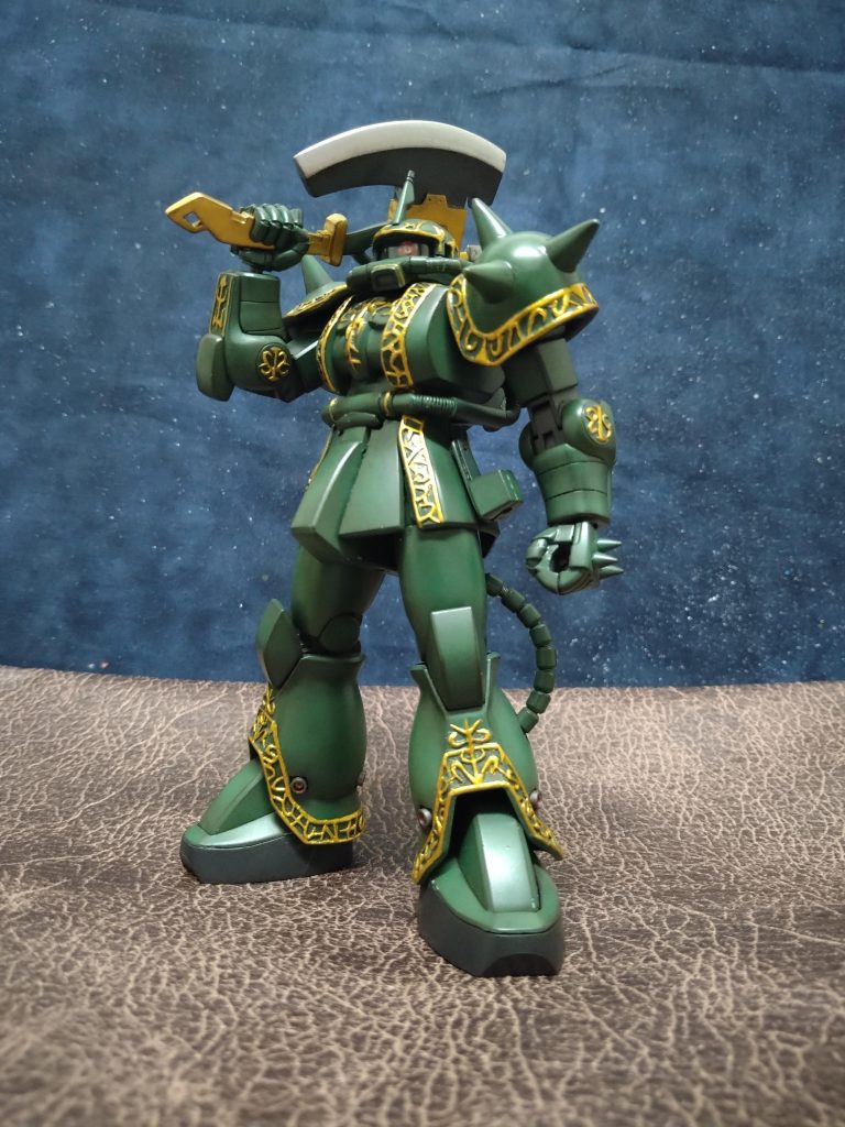 ヒートホークを持っているハンドパーツは、このキットの武器の持ち手です、人差し指を一度切断し、形を合わせてもう一度接着致しました！😚これで大型ヒートホークの柄が、手の間、指の間からチラッと見えて、大型ヒートの柄は太いんだぞ!アピールができました!😁