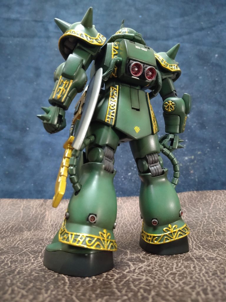 それ以降の改造は、両肩スパイクアーマー(スパイク４本)、手の甲(スパイク３本)、ブレードアンテナ、ランドセル、脚のバーニア動力パイプ、大型ヒートホーク、エングレービングなどです！😆　資料を見て、通常のザクと動力パイプの形状が少し違いましたのでそれっぽく😚　ドズルさんは身体が大きい為、コックピットを少し大きく作ってる様な事が書いてありましたので、プラバンとパテで、胸板を厚く、エングレービングの収まりの関係で、スパイクアーマーをパテ、ヒジのアーマーをプラバンで少し大きく致しました！😚　またいつものアクションポーズでございます！😆