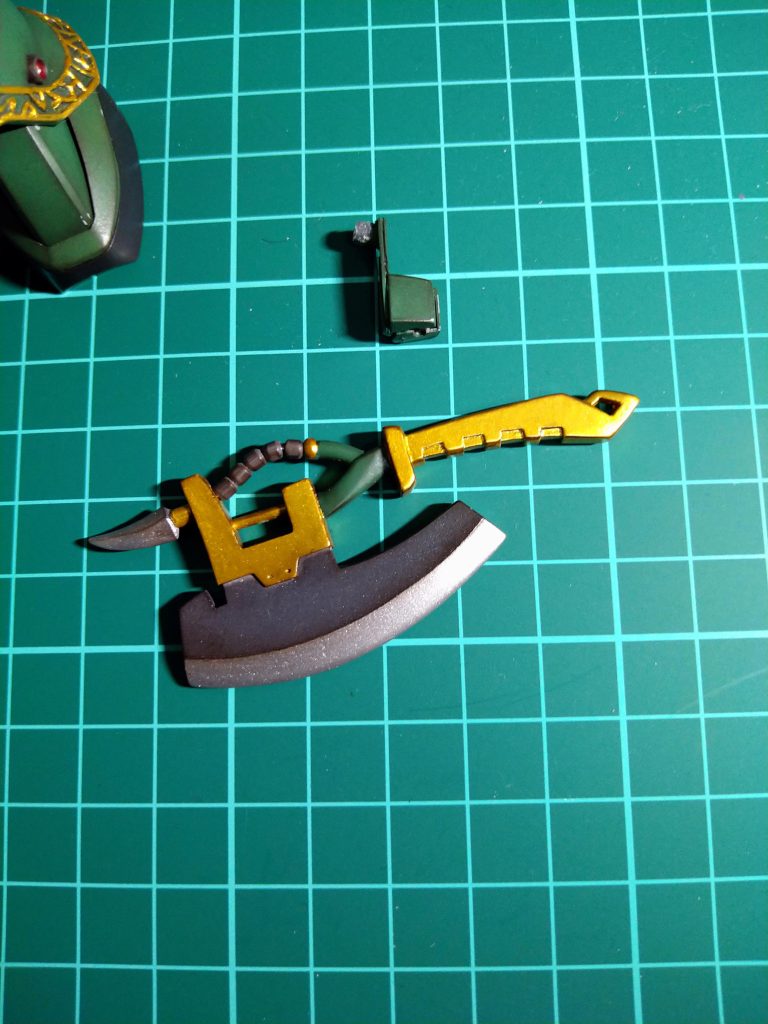 今回のプラバンでの自作、大型ヒートホークとマウントラックでございます!😆大型ヒートホークはデザインや大きさなど、私の持つ資料とにらめっこしながら、１ミリプラバンとプラパイプとスプリングとアルミ線で作っております😚　マウントラックも0.3ミリと0.5ミリのプラバンで、資料を見ながらそれらしく制作致しました！😆