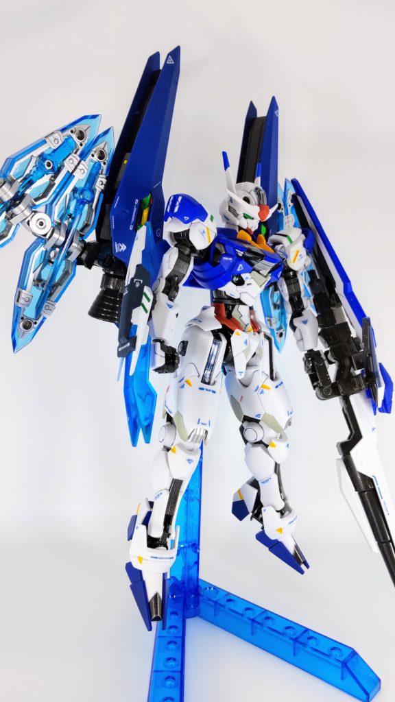 シルバーとブルーで爽やかな雰囲気になる様イメージしました。他胴体の1.5mm延長、アゴ厚薄く加工、メタルパーツ+ルミドーム埋込、3Dメタリックシール各所使用、デカールはRGエクシアを使用です。