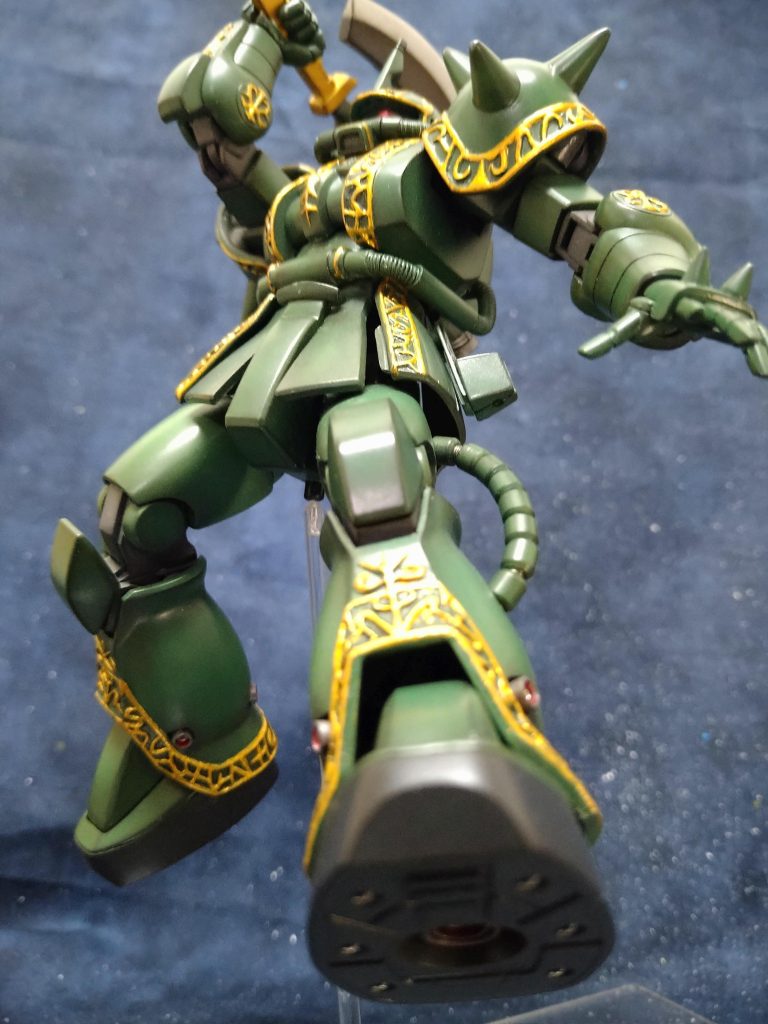 このエングレービングの塗装色は、ガイアカラーの《スターブライトゴールド》を使っております！肉眼で見ると、エングレービングがキラキラ光って、カッコイイのですが、写真に映ると…なんか…違う…🥲