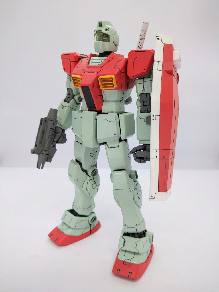 頭部はジムVer.2.0をそのまま使用。コクピットハッチの黒部分はプラ板貼って埋めたような気がします。フロントとリアアーマーは、ガンダムのヘリウムコアパーツを取ってプラ板貼って整形。ふんどしもでっぱり切り落としてプラ板工作。サイドアーマーはジム改のものを使用。スネはフレーム、外装ともに切り飛ばして、プラ板貼ってなだらかなスロープ状に整形。