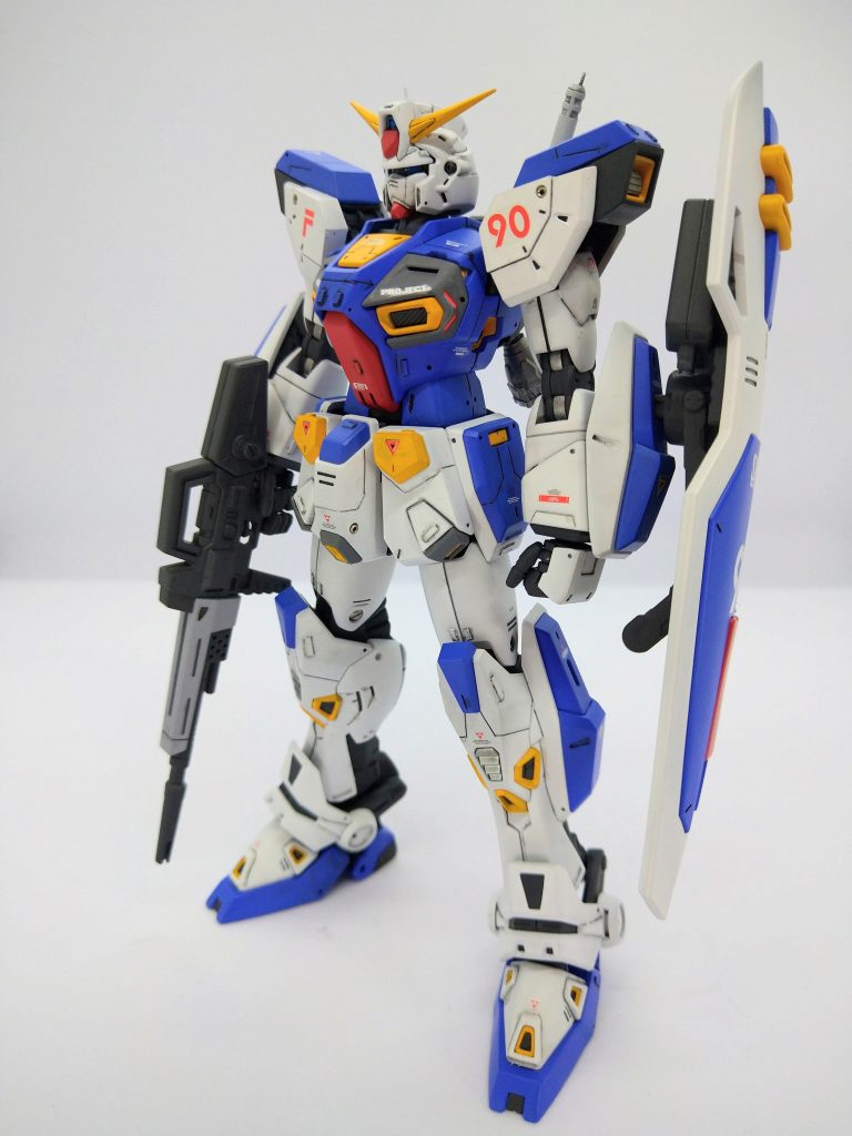 仮組みしてみたら、思いのほかカッコよくまとまっていてビックリ。ガンダムタイプおなじみの胴の寸詰まりを解消するため、胴を2mm延長。首も1mm延長して、スラッとした体型に調整。肩アーマーの前後面の段差に合わせて、上面と内側面に0.3mmプラ板で段差を追加。