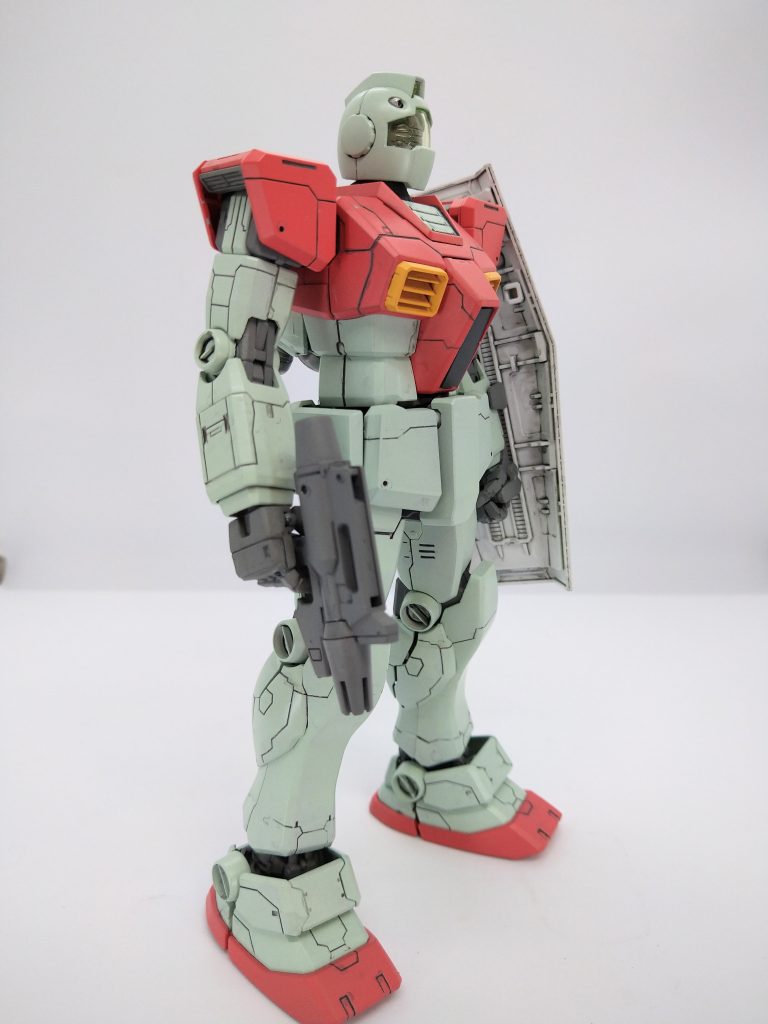 塗装はクレオスのラッカー。弱緑はキモくなりがちですが、彩度落として明度を上げて落ち着く色にしています。赤は少しオレンジに振って明度を上げた色に。古いキットのせいなのかスジ彫りが太くてタルいので彫り直しも考えたのですが、めんどくさくなってそのままで。