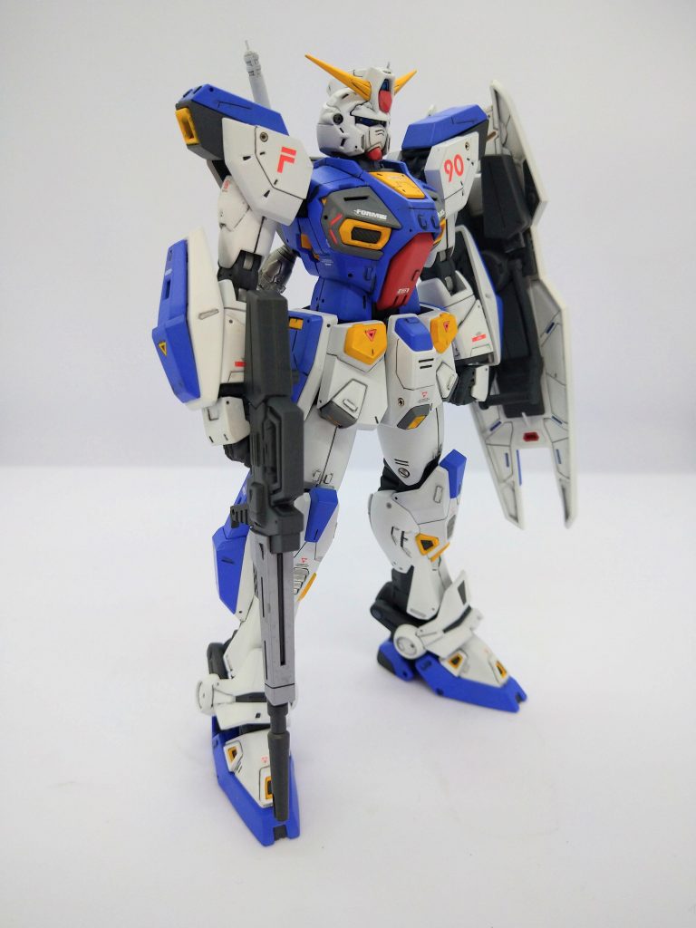 スジ彫り、プラ板貼り込み、メタルパーツを使ってディテールアップしていますが、凸ディテール入れるとミッションパックが取り付けられなくなるのでは？と心配になったので、凸ディテールは控えめです。各部、バンダイエッジを落として面だししましたが、小さいので工作が難航。また、曲面主体のデザインの為、エッジの立て方が難しかったです。