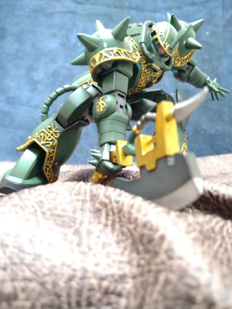 この旧ＨＧザクのベースが、《サンプルザク》ですので、ドスルザクでも色々なポージングが取れるので良かったです！🤗でもドスルザクが立ち膝するイメージが、私はあまり持っておりませんでしたので、今回は写真に残しておりません😅