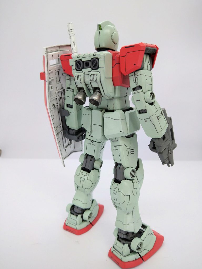 バックパックのサーベルラック右を切り落として、プラ板貼ってフタしています。ビームスプレーガンはジム改の物を使用。