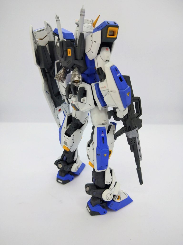 最初、0.125mmのタガネでスジ彫りしてたのですが、サフでほぼ埋まってしまったので、0.2mmで掘り直してます。ディテール入れるときに気になるのが、『100倍したらどんな見え方になるのだろう？』という事。0.125のタガネでパネルライン彫ったら、実物は1.25cmの溝になる、これは設計ミスレベルの隙間では？とか考え出すと手が止まりがちに。なかなか悩ましいです。バックパックのバーニアはビルダーズパーツに置換しています。