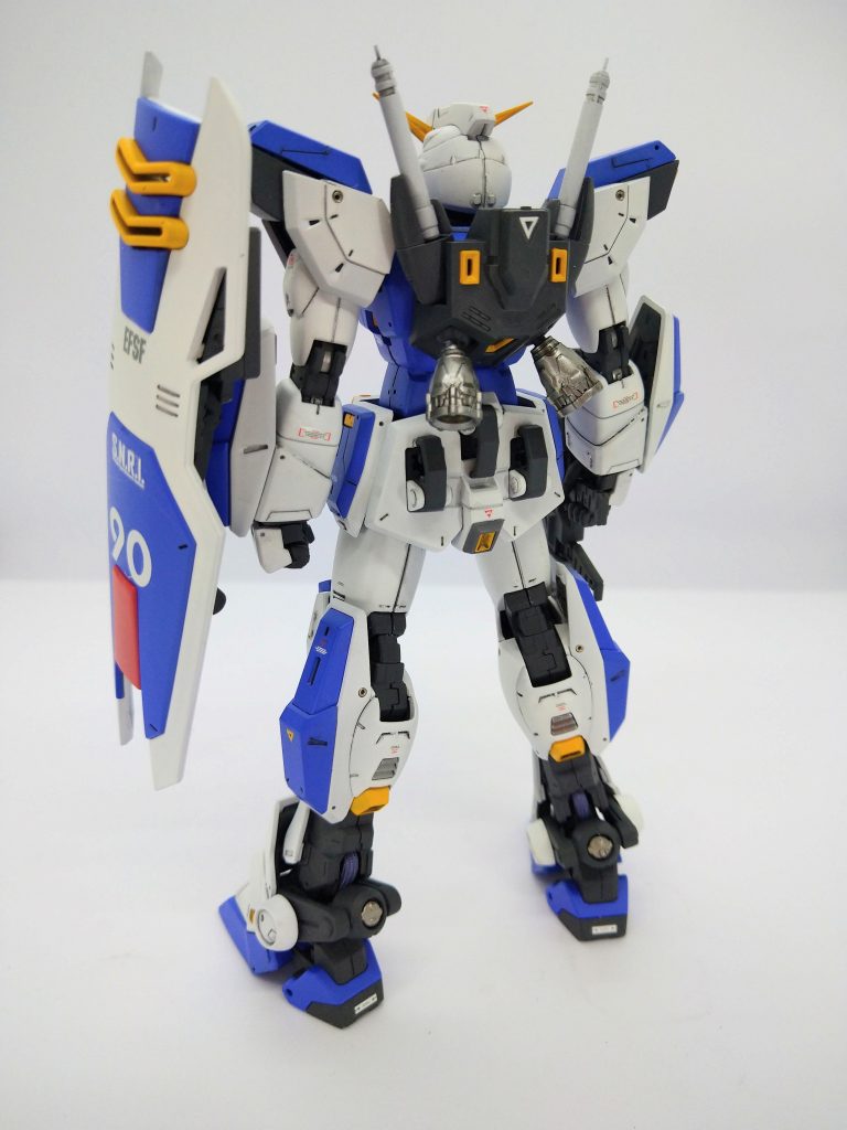 塗装はクレオスのラッカーにて。ガンダムトリコロールは、色相環上で色を寄せていく形で常に調色しています。全色赤に寄せていく形で、青は紫寄りに、黃はオレンジ寄りに、白は微妙なウォームグレーにしています。インディブルーは緑寄りなので、ザ・青という感じのコバルトブルーをベースに、蛍光ピンクを微量とホワイト微量という感じです。写真だと赤味が上手く出てないですね・・・。赤青黃のカラーリングは昔の玩具化前提の頃のデザインの名残なので、ただ赤青黃を塗るとまとまるわけない為、色相のコントロールは必須かなと思っています。スネ部のダクトが赤だったのをアイアン系カラーに変更して、色のとっ散らかりを少し軽減するようにしてみました。シールドの赤もグレー系に置き換えたら良かったかも。