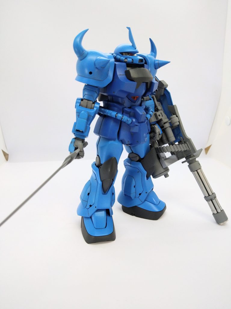 頭部はおなじみ、モノアイスリットを細くなるよう削り、頭頂部も削り込む工作を。胸部は、胸部両側のブロックの上面を1.5mmかさ上げし、胸部下側の出っ張っている所を1mm前方にボリュームアップ。胸部中央の黒いブロックは、1.5mm前方にボリュームアップ、ショルダーアーマーはそのままでもいけるか?と思ったら、やっぱりボリューム不足でした・・・。一番長いスパイクの基部をビルダーズパーツのスパイク基部に置き換えて、少しボリューム出しています。せめて肩軸の位置を上に上げたら良かったなと今更ながら思います。あと、肩の高さ上げすぎて、顔の動力パイプと干渉し、顔が上に向いてしまう。仮組み時に調整したつもりだったのにorz