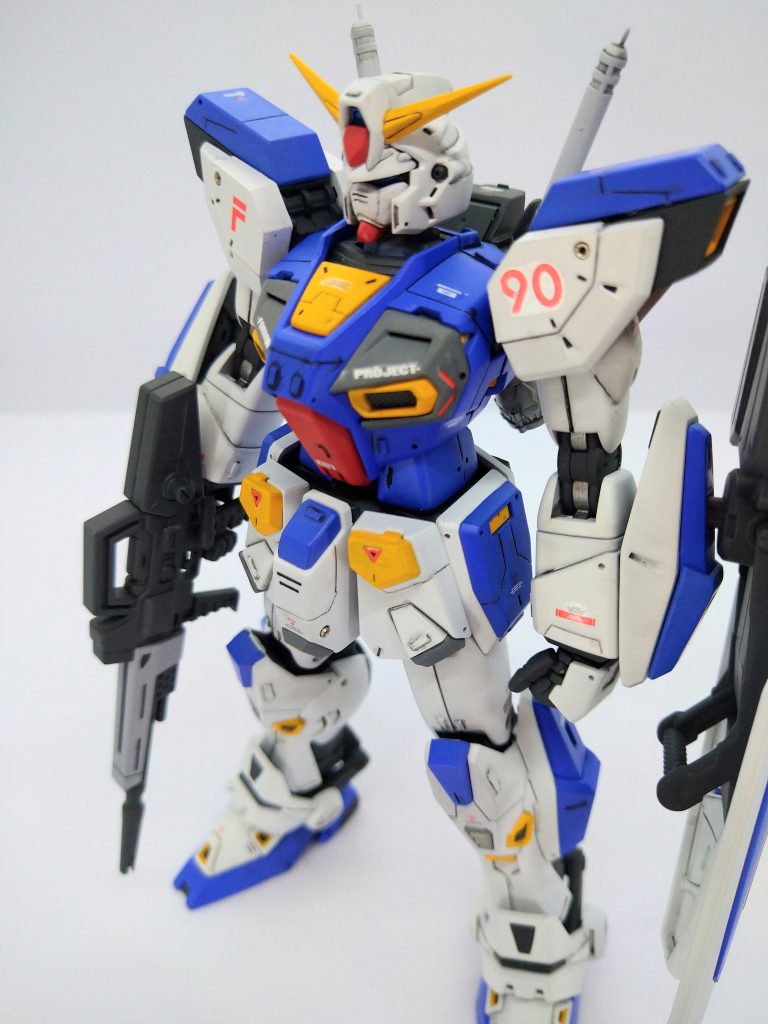 墨入れは、タミヤの墨入れ用エナメル使用。白部にはダークグレー、赤黃部はダークブラウン、青とグレー部はブラックを使用。デカールは付属の物と、ガンダムデカールの閃光のハサウェイ汎用を一部使用。ハサウェイ汎用は結構いいデカールが入っていていい感じ。ガンダムデカールはもうちょっとカッコいいデザインのデカールにならないと使えないなー。デカール貼りを想定して、ディテールは控えめにし、トータルでうるさくならないようにしました。