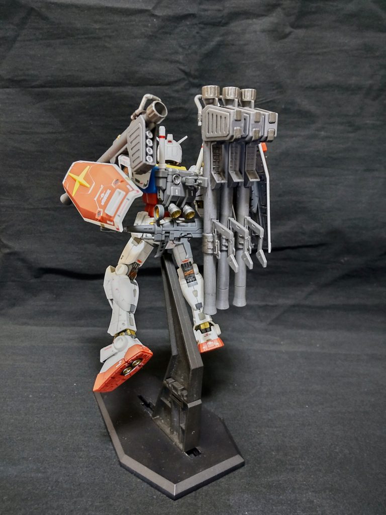 背面バズーカ4丁ビームライフル2丁シールド2枚普通?の最終決戦仕様の倍です。