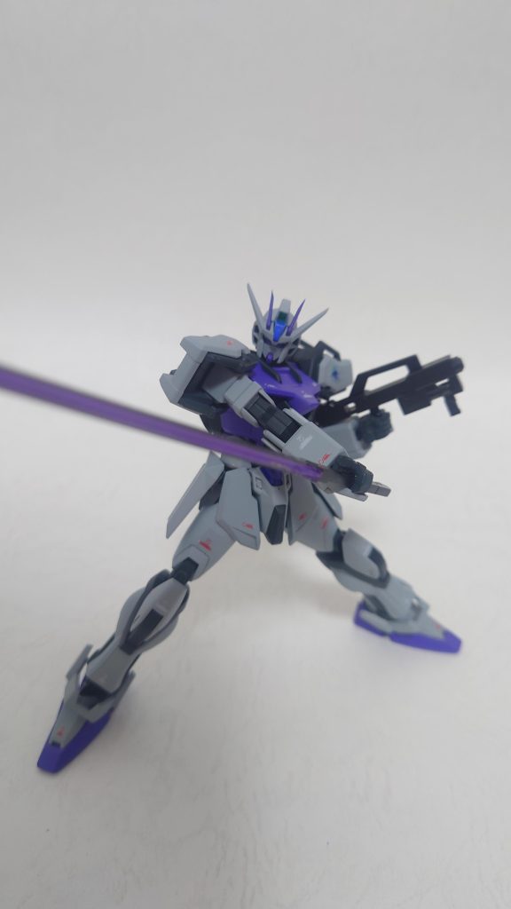 実体剣【紫電】を構えて。小型武装の多い中、唯一の大剣。【飛雷】と同じく刃は電流が流れている為、紫に発光。