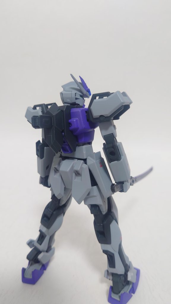 【紫電】をマウント出来るようにバルバトスのバックパックを背面に装備。ストライカー接続部と同じサイズだった為、無改造で裏から接着してあります。穴径も同じなのでそのまま各ストライカーも装備出来ます。