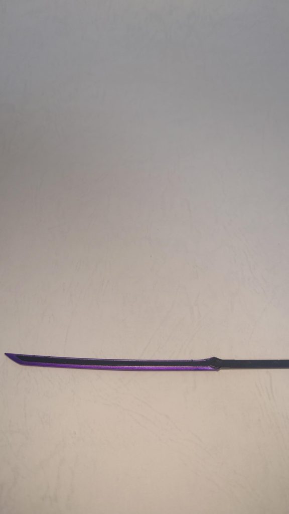 【紫電】も削り込んで先端を尖らせ、刃の部分は紫に発光。
