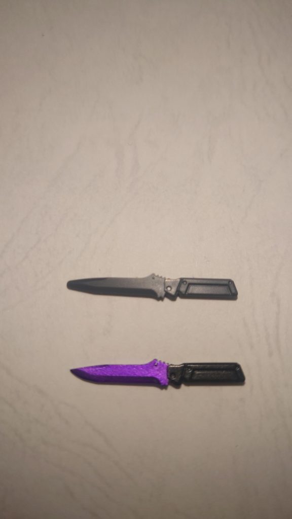 【飛雷】は、そのままだとただのウインナーに見えたので削り込んでナイフらしい形状に。刃の部分は電流が流れている為紫に発光。