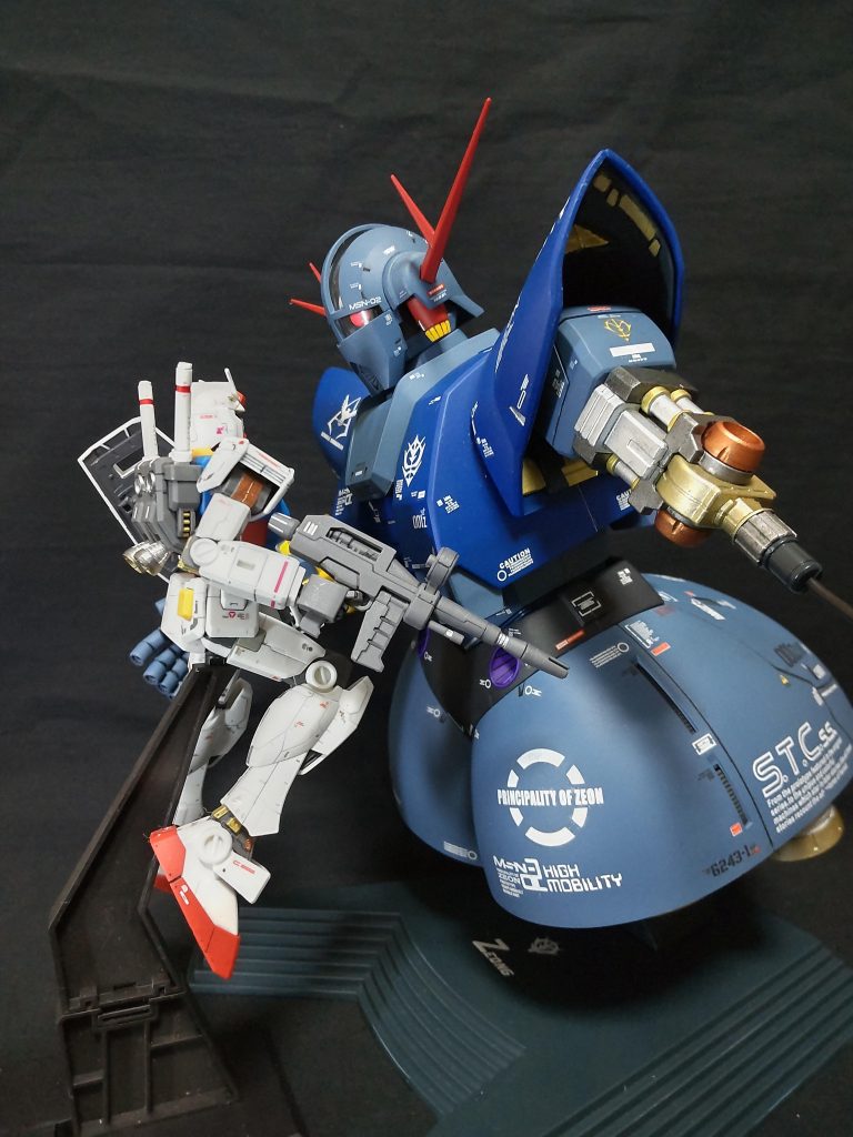 最初、MGで写真を撮ろうと立たせてみたらジオングが小さく見えるんです。ジオングってガンダムよりかなりデカイイメージがあるので、10数年積んでたHGガンダムを作成しました。これがなければさらに熟成が進んでいたことでしょう。