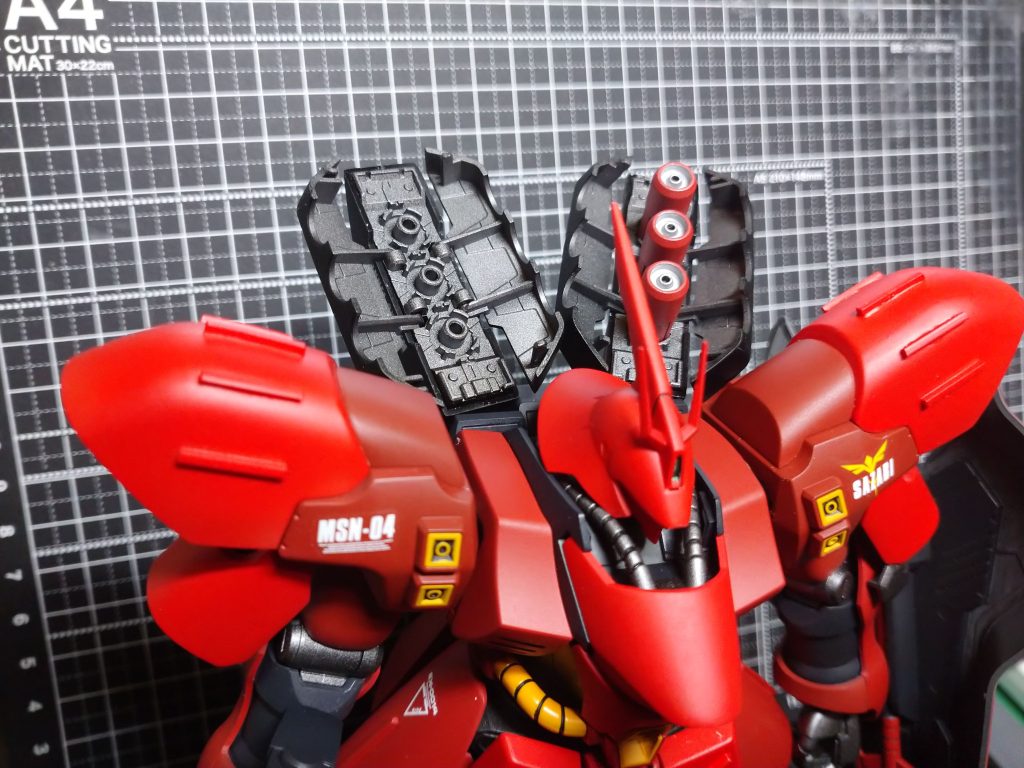 ファンネルボックス内部は金属感を出したくてガンメタサフを使っています。