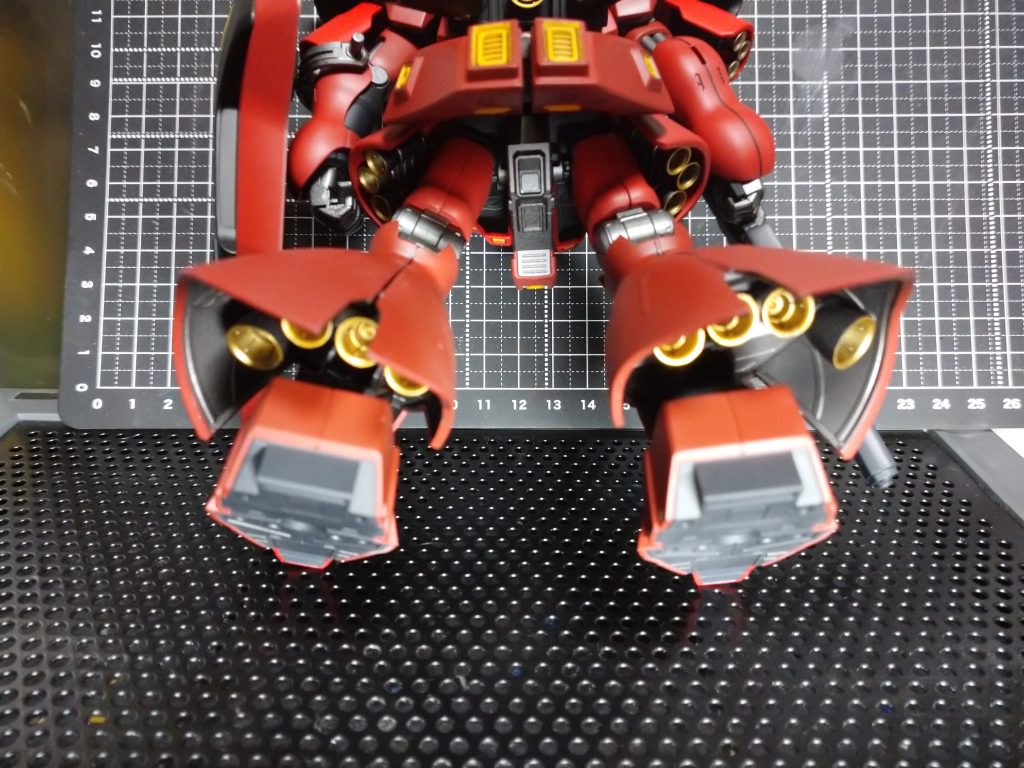 脚部とサイドスカート内部のバーニアもマスキングして塗り分け