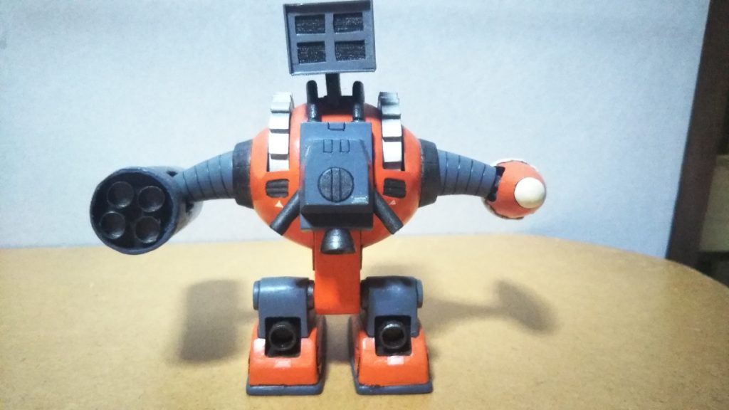 「はわわわわ。　だ、ダメだよアッグガイちゃん。　ファンの方たちをムチで叩いたりしたら・・・。　そ、それは確かにアッグガイちゃんのファンの人たちって、ちょっとヘンタイさん・・・じゃなくて、変わった趣味の人が多いけど・・・。　って、自己紹介しなくちゃ・・・！　　み、皆さんこんにちは。　MSM７９のアッグです・・・。　えっと・・・私、みんなみたいにスタイル良くなくてチンチクリンだし、戦闘力もあんまりなくて・・・。　そのうえ私だけ型式番号がMSMじゃなくてEMS-05で、泳ぐのもみんなみたいに上手じゃなくて・・・。　ふええぇぇ～～ん！　やっぱり私にアイドルなんて無理だよぉ！！　ジュアッグちゃ～ん！」