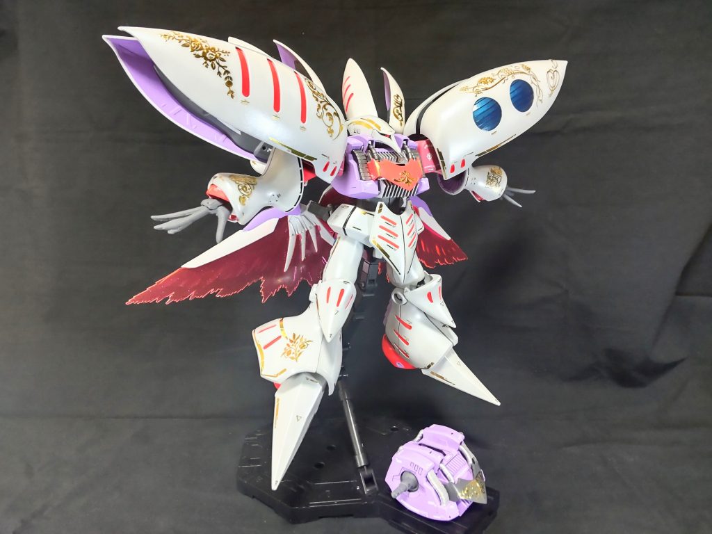 当初案。バーニアユニットを上半身に追加したら下半身にも何か付けたいと思い、デスティニーの光の翼を付けてみたら「おお、いけそう」と思って作成してみたのですが、写真を撮ってみたらオーラロードが開かれて別の世界にいった感じになったのでプロペラントタンクに変更しました。