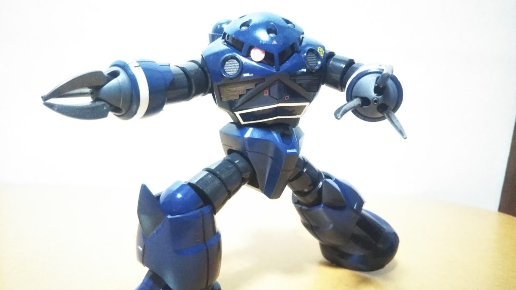 「まずは私からね！　皆さん、改めてこんにちは！！　MSM７９のセンターを務めさせていただいています、ズゴックです！　今回はアルバムリリースを記念して、ちょっぴりオトナなネイビーブルーでオシャレしてみました！　チャームポイントは、こだわりのネイルだよ。　これであなたのハートを、ジムみたいに貫いちゃうよ！！」