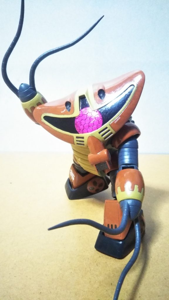 「あら。　そのネイル、意外と似合ってるじゃない。　私も今度、ズゴックちゃんにお願いしてみようかしら？　MSM７９のアッグガイよぉ。　はぁ・・・。それにしても、私のファンってどうして気持ち悪いのばっかりなのかしら。　『ムチで叩いてください』とか『罵ってください』とか、変なこと言うファンばっかりで困っちゃうわぁ。・・・あんまりおかしなこと言ってるとぉ・・・ホントにムチでお仕置きしちゃうわよぉ・・・」※アッグガイちゃんは、ファンの要望に応えるためにあえてこんな発言をしていますが、本当の彼女は真面目で仲間思いの常識的なコです。