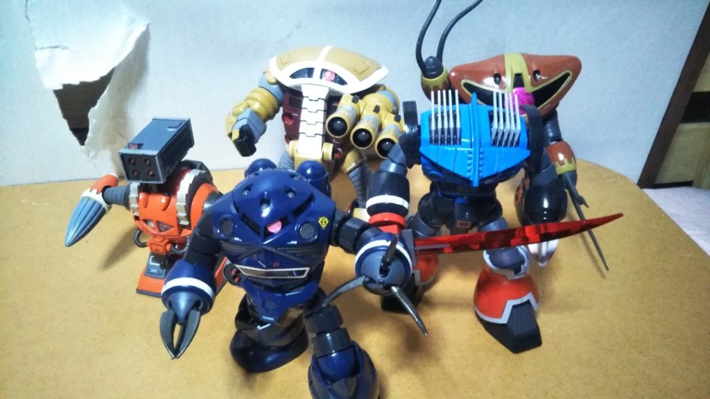 　最後までご覧いただき、ありがとうございました。　今回は記念すべき投稿60作品目ということで、私が毎年夏に（勝手に）行っていた「夏だ！水着だ！！水陸両用モビルスーツだ！！！」という企画を、冬の真っ只中にも関わらず開催させていただきました。　去年の3月末にガルバルディαを完成させてから、半年ほどガンプラ製作のモチベーションがどこかに行ってしまったため、こんな季節外れの企画となってしまいましたが、なんとか完成させることができて良かったです。　今回投稿した機体は、またこれから暇を見て個別投稿したいと思いますので、また是非ご覧になってください（なお、アッグだけは３年ほど前に投稿済みなので、そちらの方もよろしくお願いいたします）。　最後になりますが、本作品をご覧になっての感想などいただけますと幸いです。　それともうひとつ、今回は皆様にアンケート、いえ、「総選挙」へのご協力をお願いしたいと思います。　今回登場した５体のアイドルモビルスーツの中で、あなたの「推し」を是非コメントで教えてください。　エントリーは、以下の５名です。・チームのセンター！　正統派美少女のズゴックちゃん・ボーイッシュな見た目に反して、意外と乙女？　ゾゴックちゃん・インパクト抜群の見た目とSっ気が一部のファンに大人気、アッグガイちゃん・思わず守ってあげたくなっちゃうみんなの妹、アッグちゃん・ムッチリボディのおっとり癒し系お姉さま、ジュアッグちゃんあなたの「推し」は誰ですか？ 