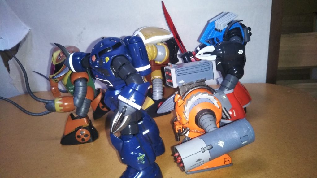 「じゃあ、全員自己紹介も終わったところで、早速一曲行ってみよう！　私たちのファーストアルバムから、往年の名曲カバーで『哀・戦士』！！」　　死にゆく男たちは　　守るべき女たちに　　死にゆく女たちは　　愛する男たちへ　　何を賭けるのか　　何を残すのか　I pray,  pray to bring near the New Day