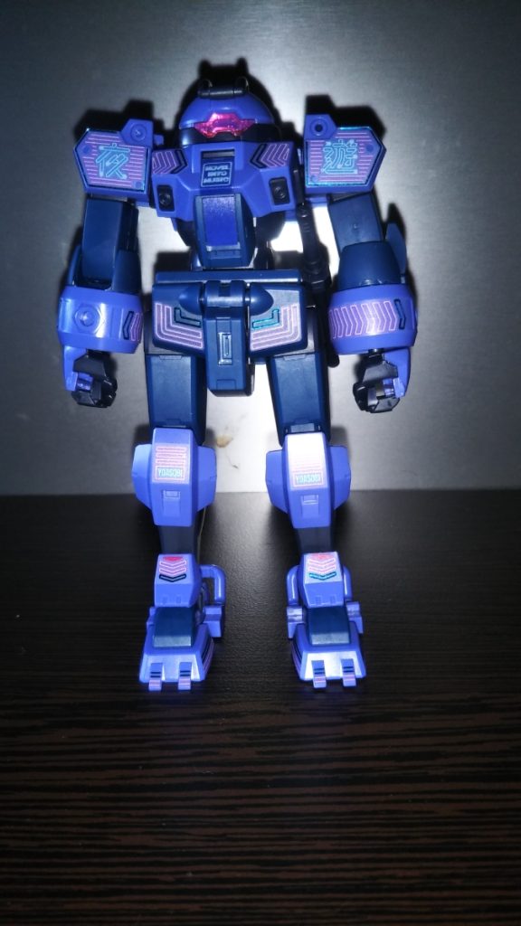 正面素立ちです。 塗装もスミ入れも行っていない、完全な素組みです(爆)。 ザクとジムを足して割ったような、いかにも「量産機」といったスタイルが良いですね。 写真に関してですが、以前「フラッシュを焚くと細かい部分が見え辛い」という指摘をいただいたのですが、今回の作品はフラッシュを焚いた方が全身のシールがキレイに見えたので、あえてこちらの写真を使うことにしました。