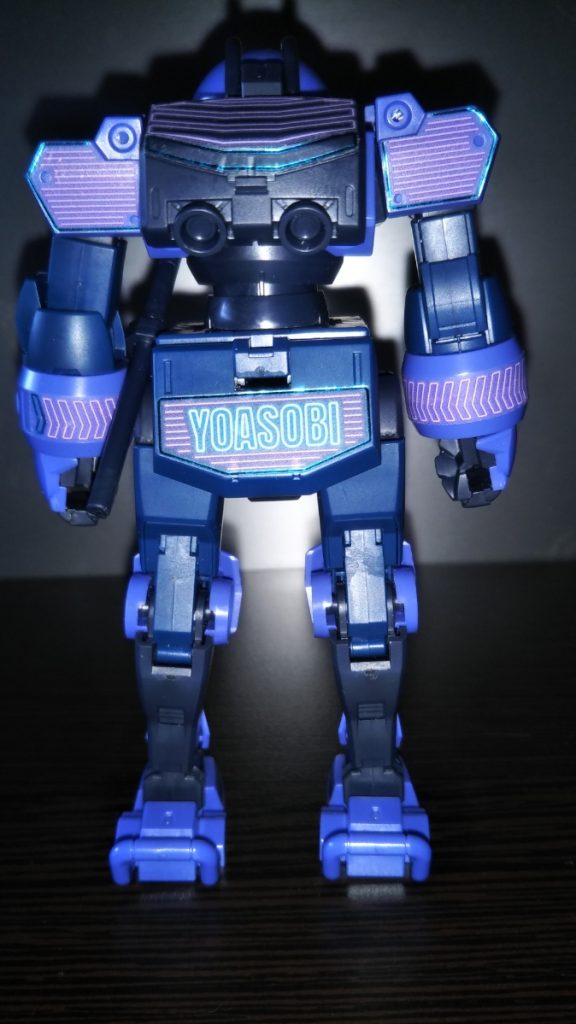 リアビューです。 リアアーマーにデカデカとマーキングされた「YOASOBI」の文字が目を引きます。