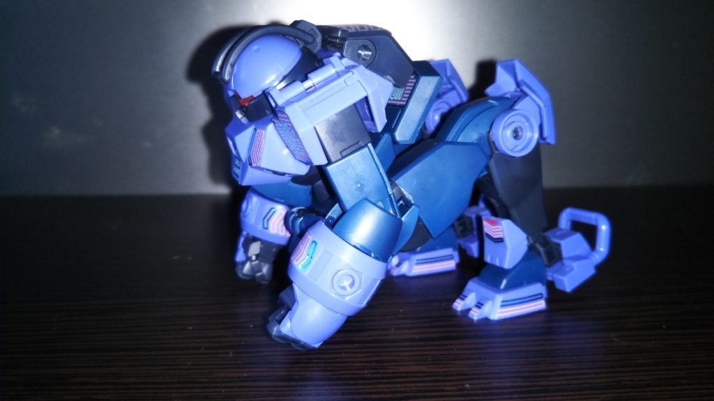 降着姿勢です。 某むせる装甲騎兵によく似たデザインだったので冗談半分で試してみたら、意外とそれっぽいポーズが再現できてしまいました(笑)。 太ももを後ろ向きに回し、逆に足首は前に向かせたらこんなポーズも可能になってしまいました・・・wwww