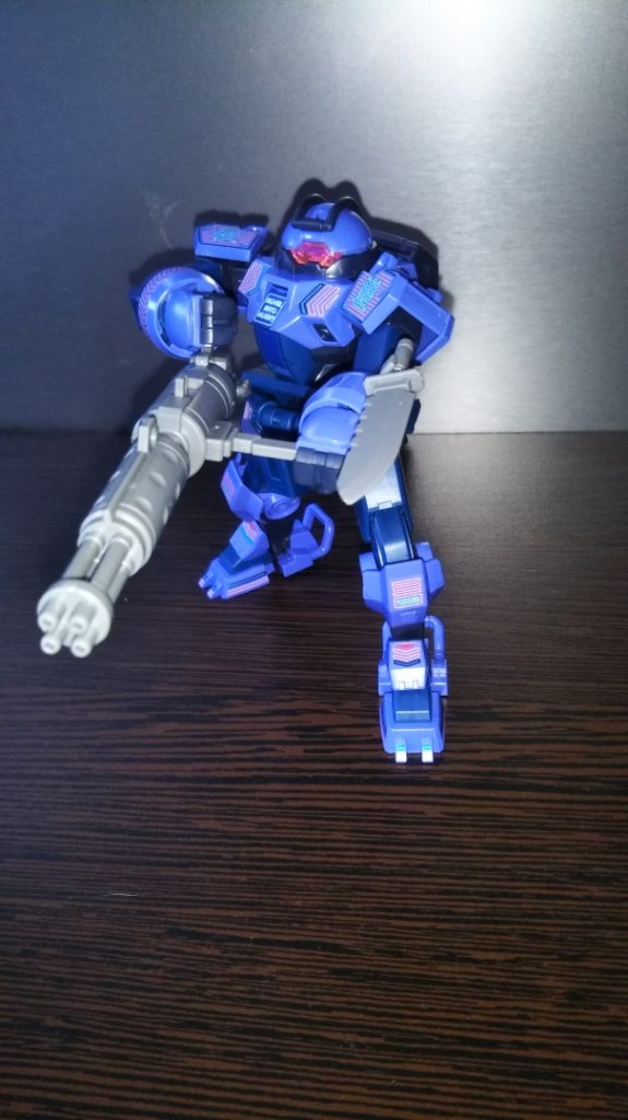 ガトリング砲&アーミーナイフ装備です。 別売りの「デミトレーナー用拡張パーツセット」に付属するモノを持たせてみました。ikura「ヒャッハー! 汚物は消毒だぁ~!!」・・・YOSOBIさんおよびYOASOBIファンの皆様、大変申し訳ございません・・・。