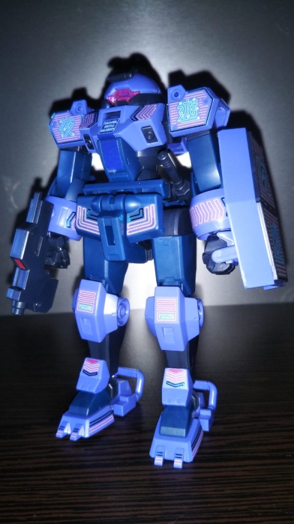 シールドとライフル(?)装備です。 これらの装備も含めてですが、このキット、全身に合わせ目がほぼ出ないように設計されています。 しかも、ポリキャップが一切使われていません。 その代わり、材質がこれまでのガンプラと違い、プラスチックとポリキャップの中間のような手触りになっていました。 私は普段、旧キットや古いHGUCばかりいじっているので「最近のガンプラはここまで変わったのか!?」と衝撃を受けました・・・!