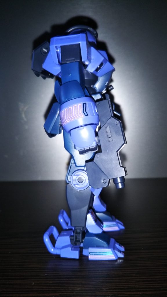 サイドビューです。 この銃、私はデザインから実弾仕様のマシンガンだと思っているのですが、アニメ本編では実弾使用は条約違反なんですよね。 ということは、この見た目でビームライフルなのでしょうか?