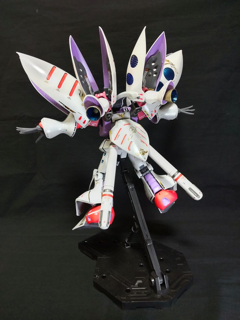 キュベレイ独特のスラスターを兼ねたバインダーは肩部に取り付けられているため、高速移動時に腕部の動きが制限されるという問題点があった。その問題を解決することと、より高機動化をはかるため開発された装備。武装の追加と高機動化により消費エネルギーを補うため、2機のプロペラントタンクを追加装備しているという設定。