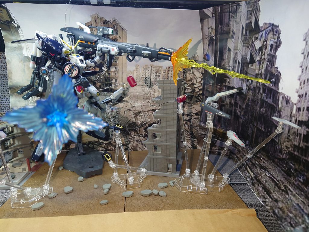 フルバーストでの戦闘シーン、リフレクターインコムは射出と収納を可能にし、針金で、オールレンジ攻撃を表現してます、インコムも同じく針金で戦闘シーンを再現ビームエフェクトはメガミデバイスのアリスギア アイリスから取ってます。