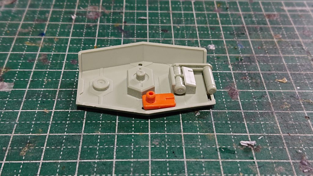 上記でお話した30MMから流用したジョイントパーツをシールド裏の刃に使用した様子。