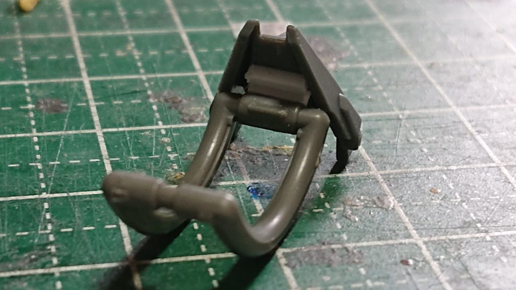 頭部の装飾には、またも30MMからオプションヘッドパーツAの一つを接着。