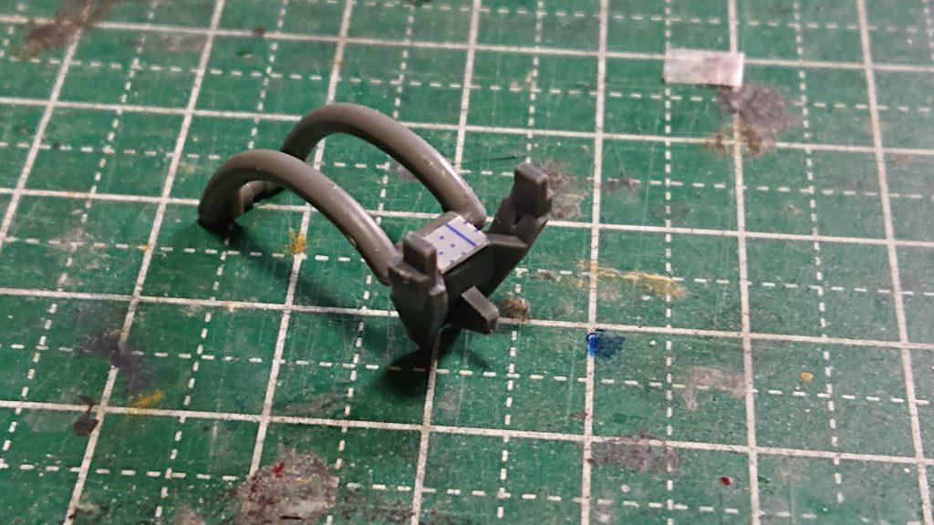 ただ付けようとすると接着面が少なかったため、プラ棒やプラ板で面を増やしてラッカーパテでなんとか接着。