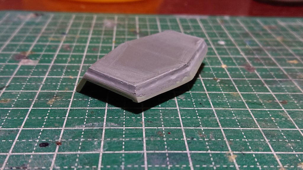 ジョイントパーツを埋め込むスペースを作るため、表面をラッカーパテで底上げ。