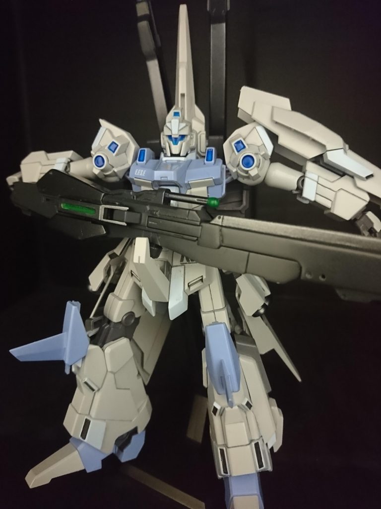 追加武装1ゼータガンダムから、借用しました。股間部に接続軸をつけて、手放しでも保持できるようにしてあります。膝に、アリオスのすねのパーツを刺してあります。とれます。