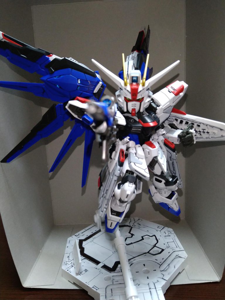 SEEDのOPをイメージしたポーズ。小さいのにこの迫力がたまらないですね。よくみるとスミ入れが雑なのがわかりますね。