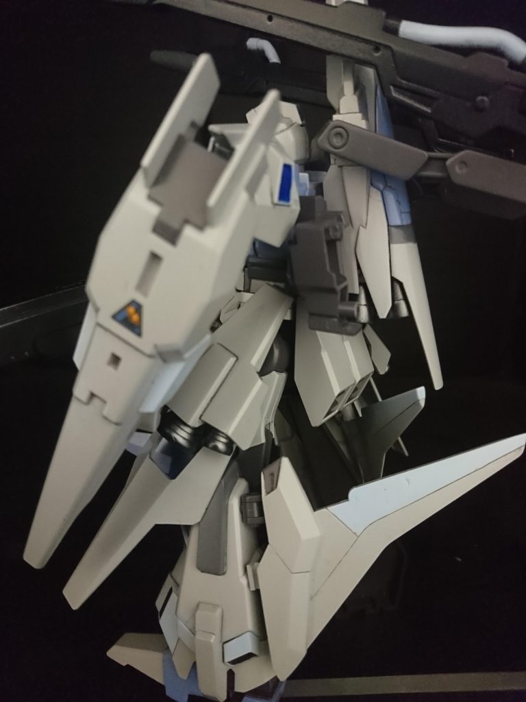 ふくらはぎの外側に、こちらもアリオスの膝？パーツ。こちらも稼働するようにしてあります。ウェーブライダー時に翼になります。ロンド・ベルのデカールは、ついでです。 